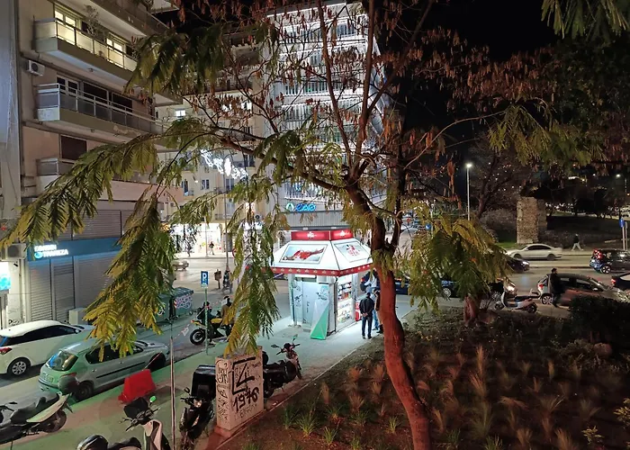 Molly - Prime Downtown Hub - Metro Right There - Walk To Helexpο & & Vibes Appartement Thessaloniki