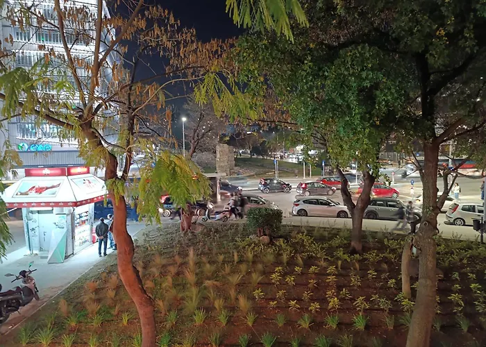 Molly - Prime Downtown Hub - Metro Right There - Walk To Helexpο & & Vibes Apartment